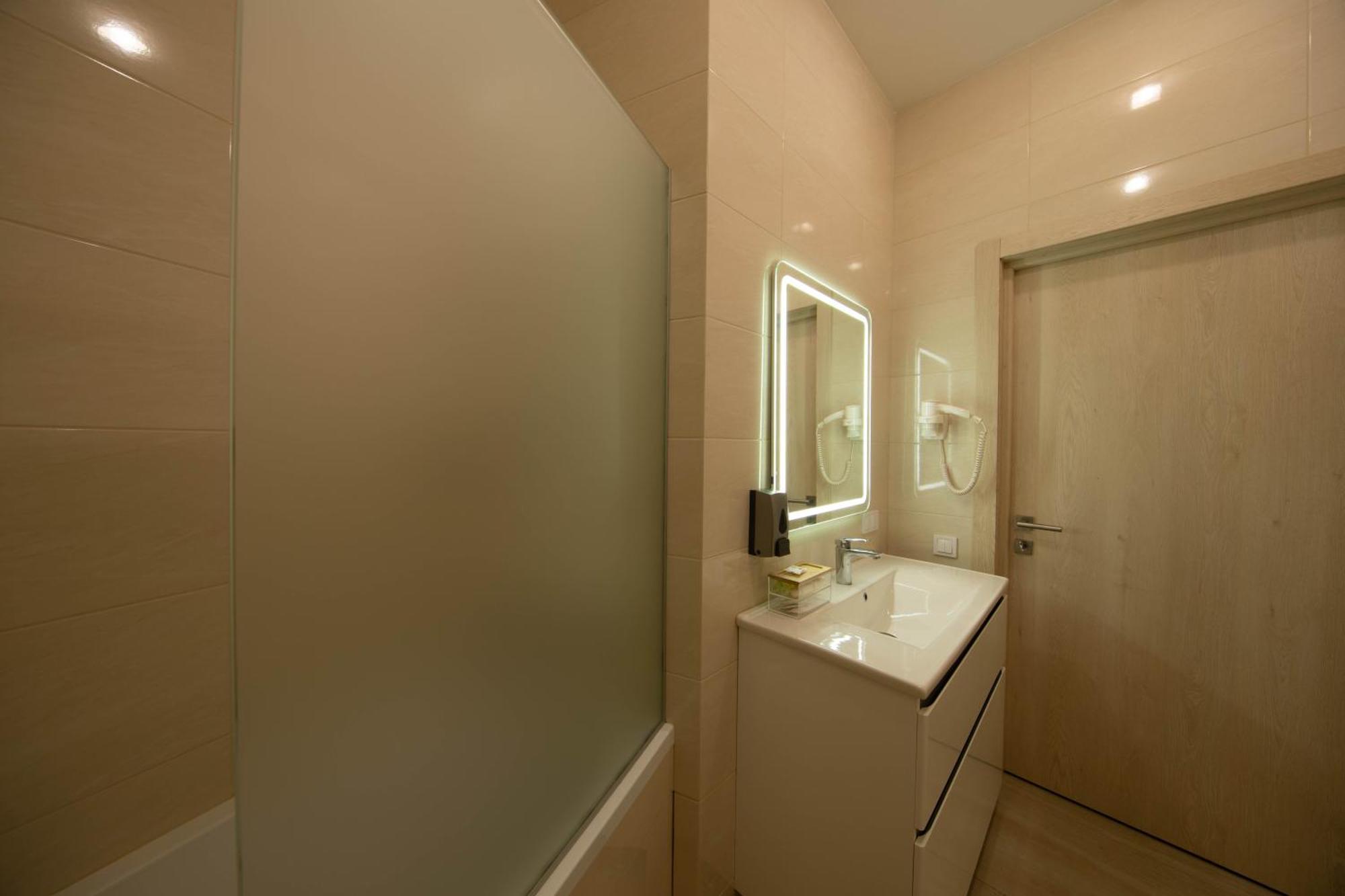 Misto Capsule Hotel Kiew Exterior foto